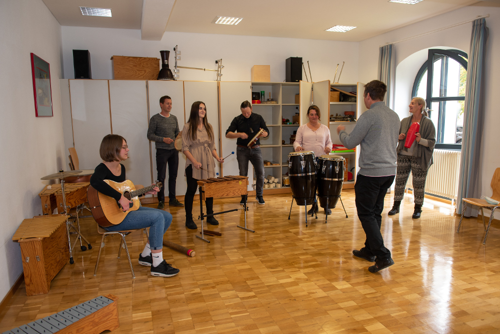 Bei der Ausbildung zum Heilerziehungspfleger/zur Heilerziehungspflegerin haben die Azubis auch „Musikstunden“ und dabei viel Spaß, wie dieses Bild aus dem Franziskuswerk beweist. Foto: Karin Lübbers/Franziskuswerk Schönbrunn 