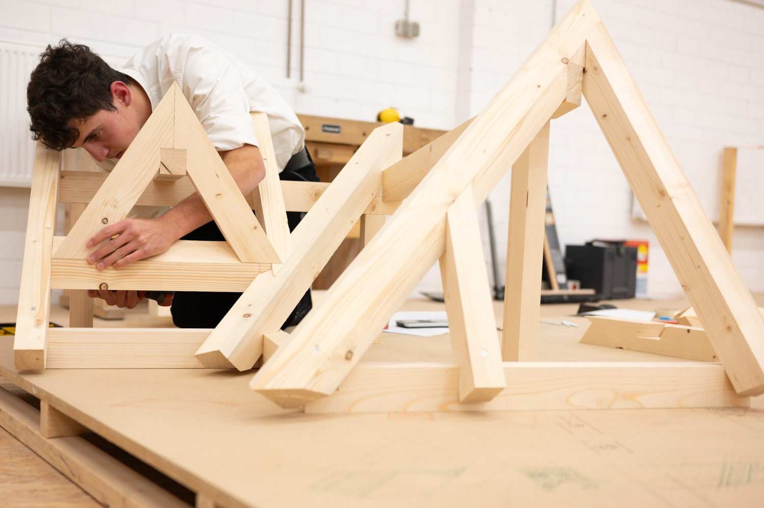 Ein kleiner Dachstuhl in der Lehrwerkstatt. Natürlich können die Auszubildenden auch größer bauen. Foto: Roland Pehlke