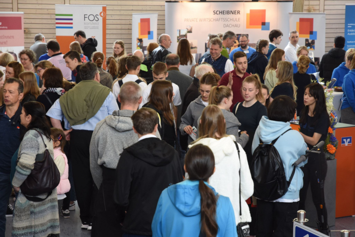 Auf der Orientierungs-Messe JOB für Jugendliche zur Berufswahl in Dachau – hier ein Bild aus dem Jahr 2023 – haben junge Leute die Möglichkeit, Kontakte in die Berufswelt zu knüpfen. Foto: Thomas Seeholzer.