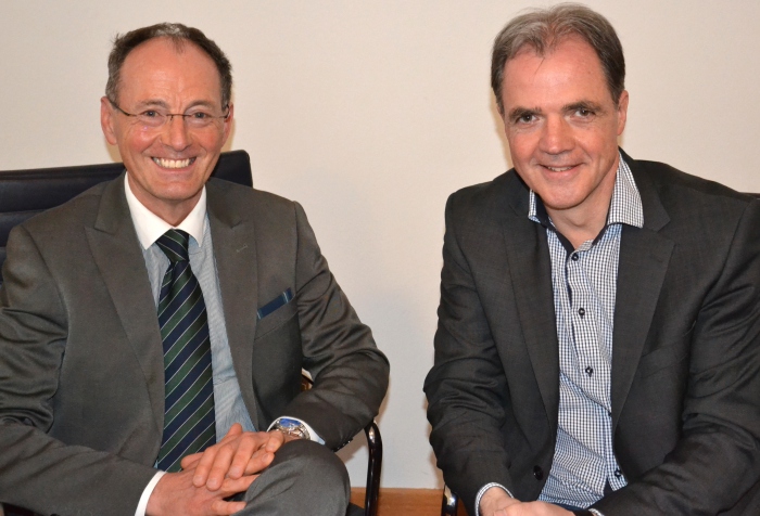 Sparkassenvorstand Hermann Krenn (links) und Schulamtsdirektor Albert Sikora sind die beiden Co- Vorsitzenden des Arbeitskreises SchuleWirtschaft Dachau. (Hinweis: Das Foto entstand unmittelbar vor der Corona-Pandemie. Damals bestand noch kein Anlass zum Einhalten eines Mindestabstands).